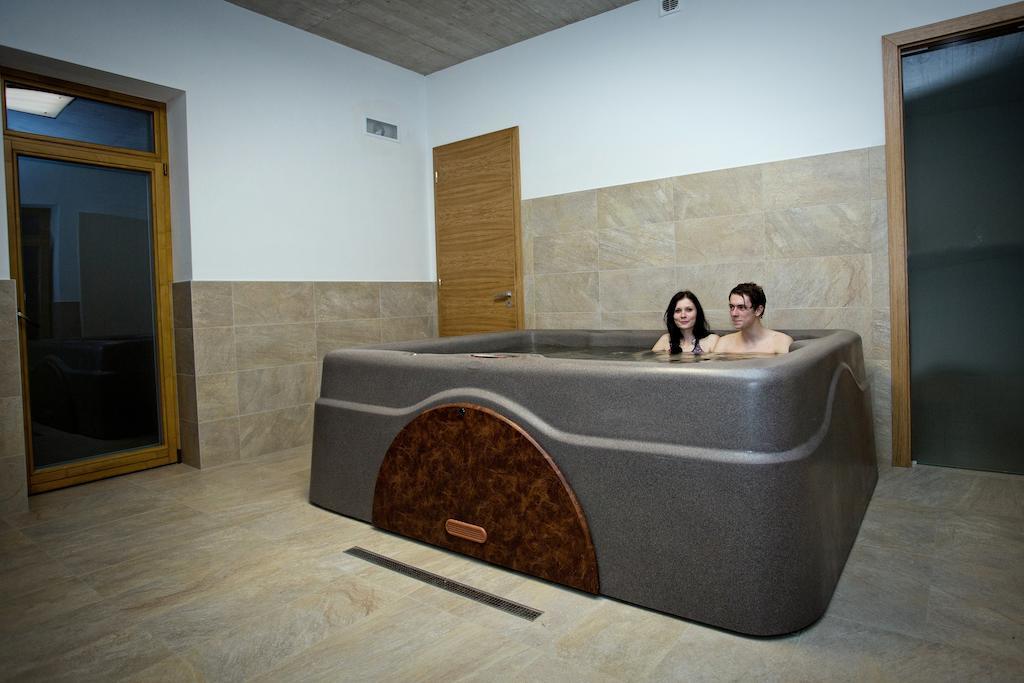 Vinarsky Penzion Strachotice ภายนอก รูปภาพ